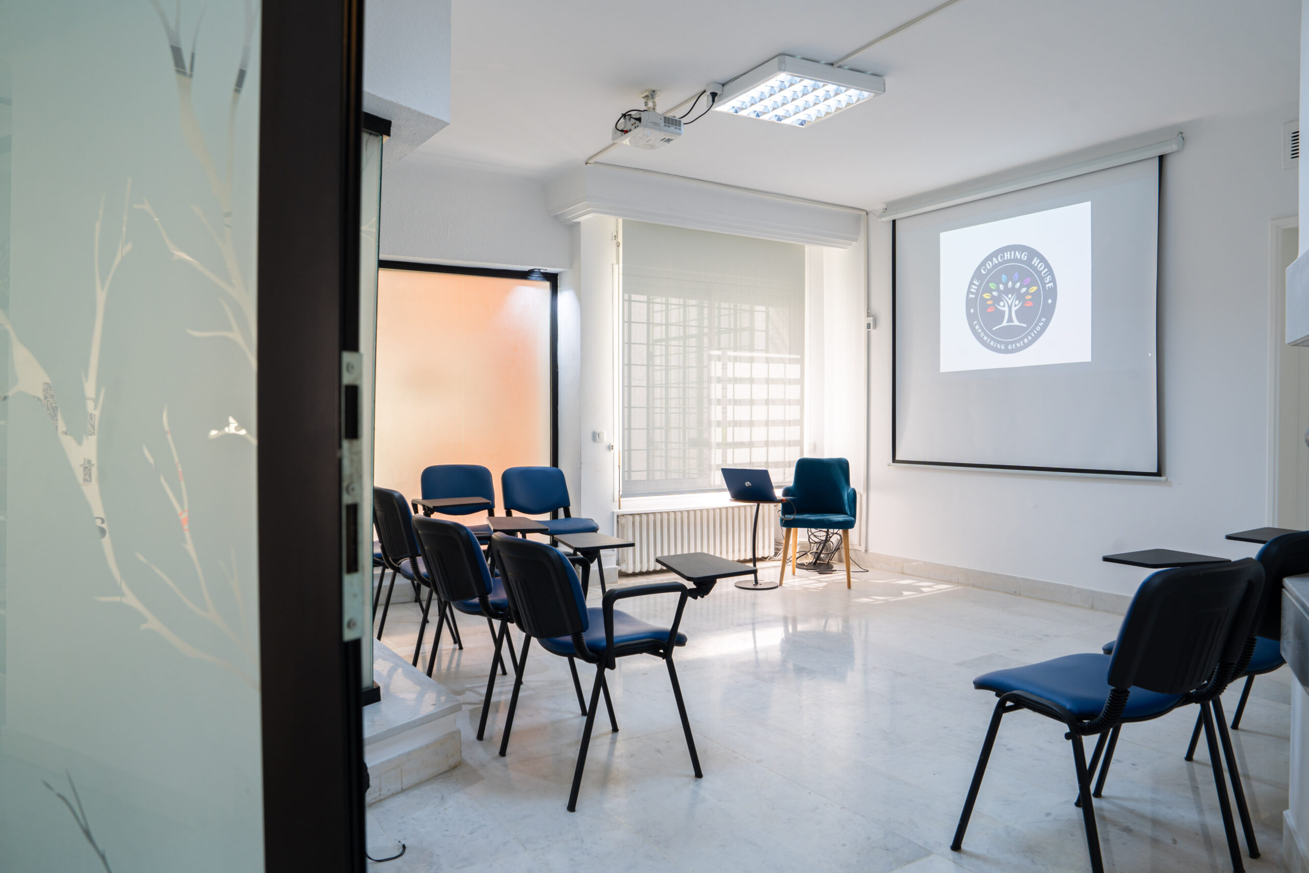 “salle dédiée aux formations professionnelles et ateliers”