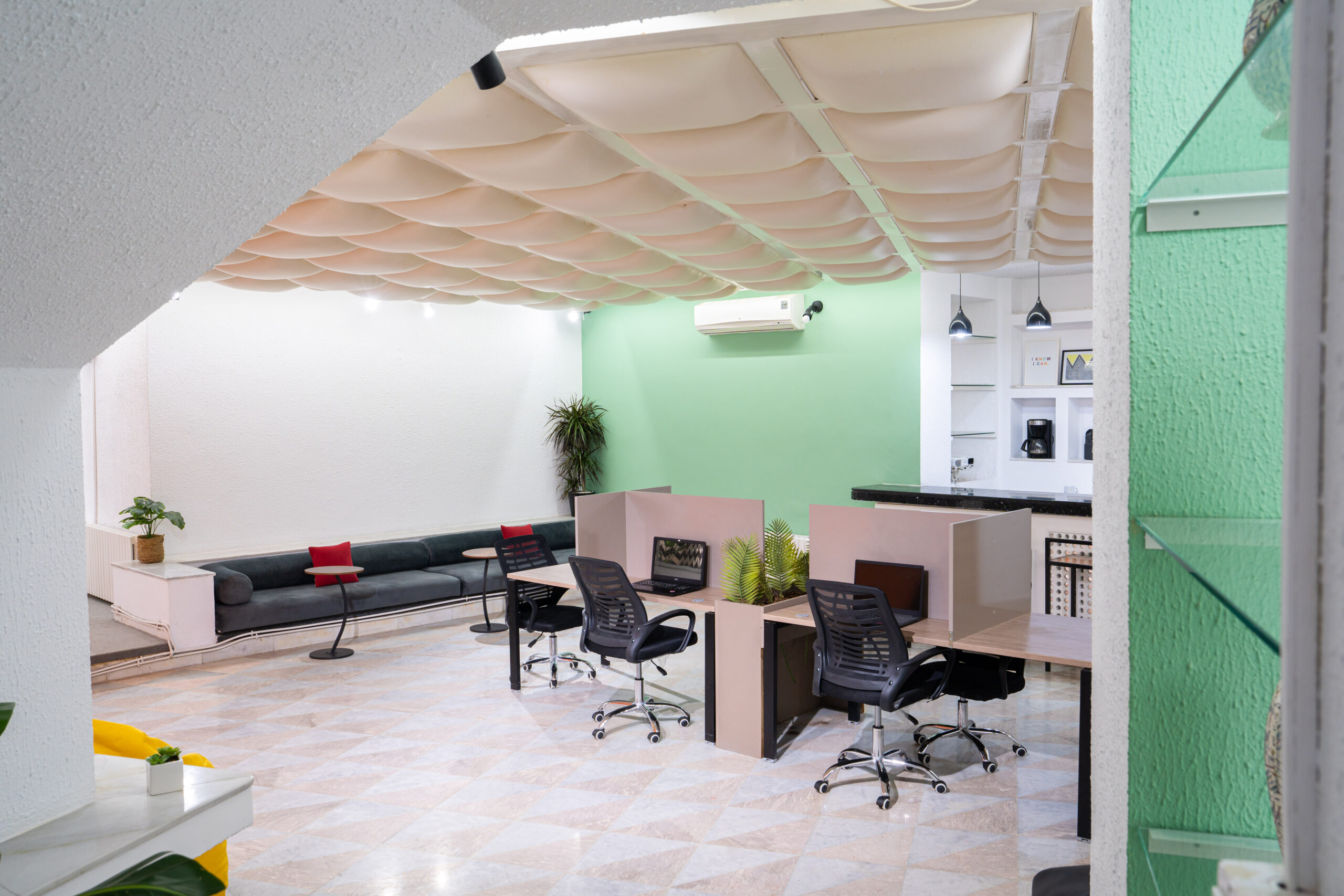 “espace de coworking moderne avec bureaux partagés et ambiance collaborative”