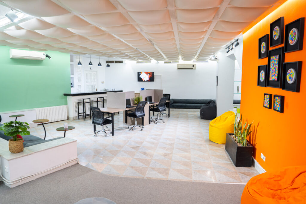 Espace open space lumineux avec bureaux partagés - Coworking Tunis