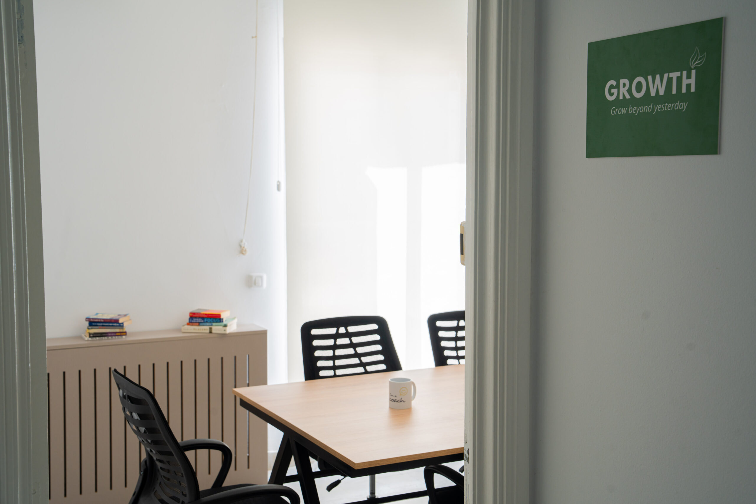 Salle de réunion équipée au coworking The Coaching House Tunis