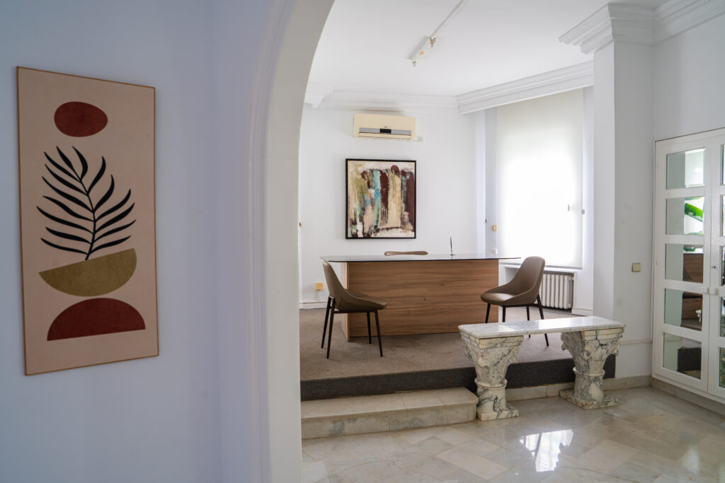 Bureaux de travail ergonomiques dans l'espace coworking The Coaching House à Tunis